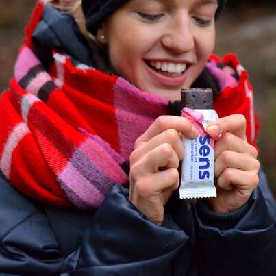 Sie sehen eine Packung SENS Pleasure Proteinriegel mit Grillenmehl - Dunkle Schokolade & Sauerkirsche, Produktbild: 02 SENS Pleasure Proteinriegel mit Grillenmehl - Dunkle Schokolade & Sauerkirsche, A-Nr.: 5948637 - 02